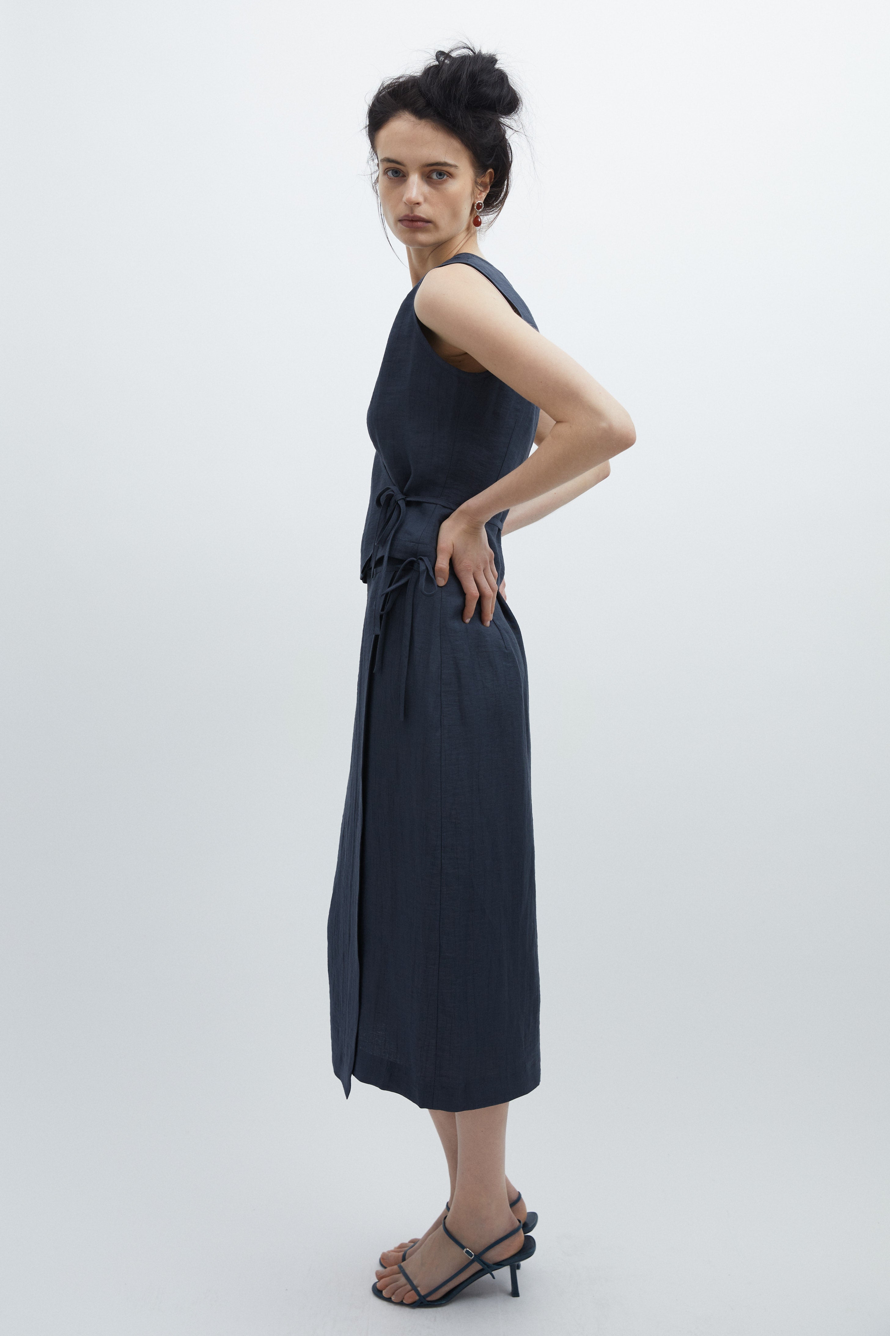 Sahra skirt in Navy crashed linen