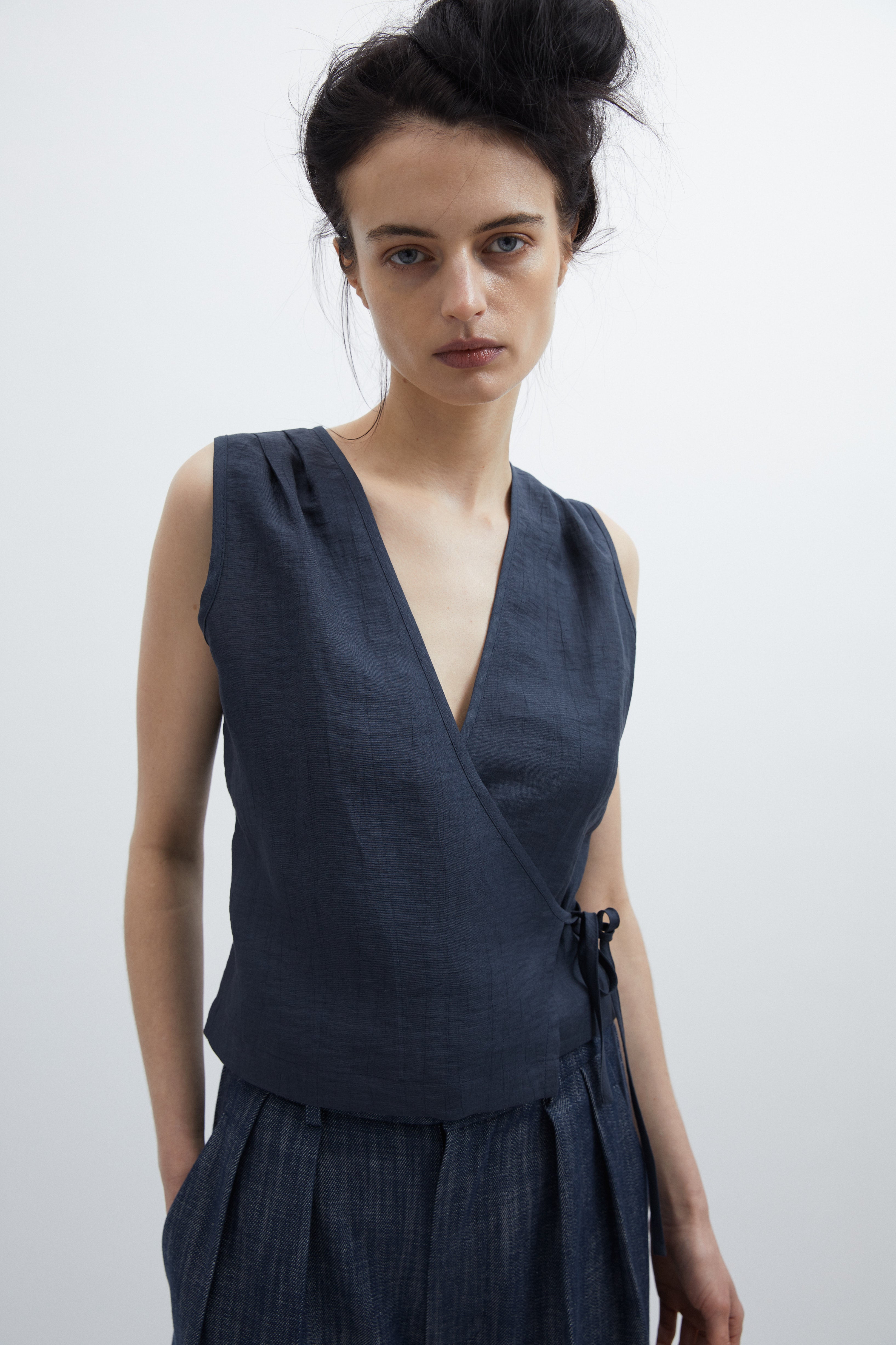Maja top in Navy crashed linen