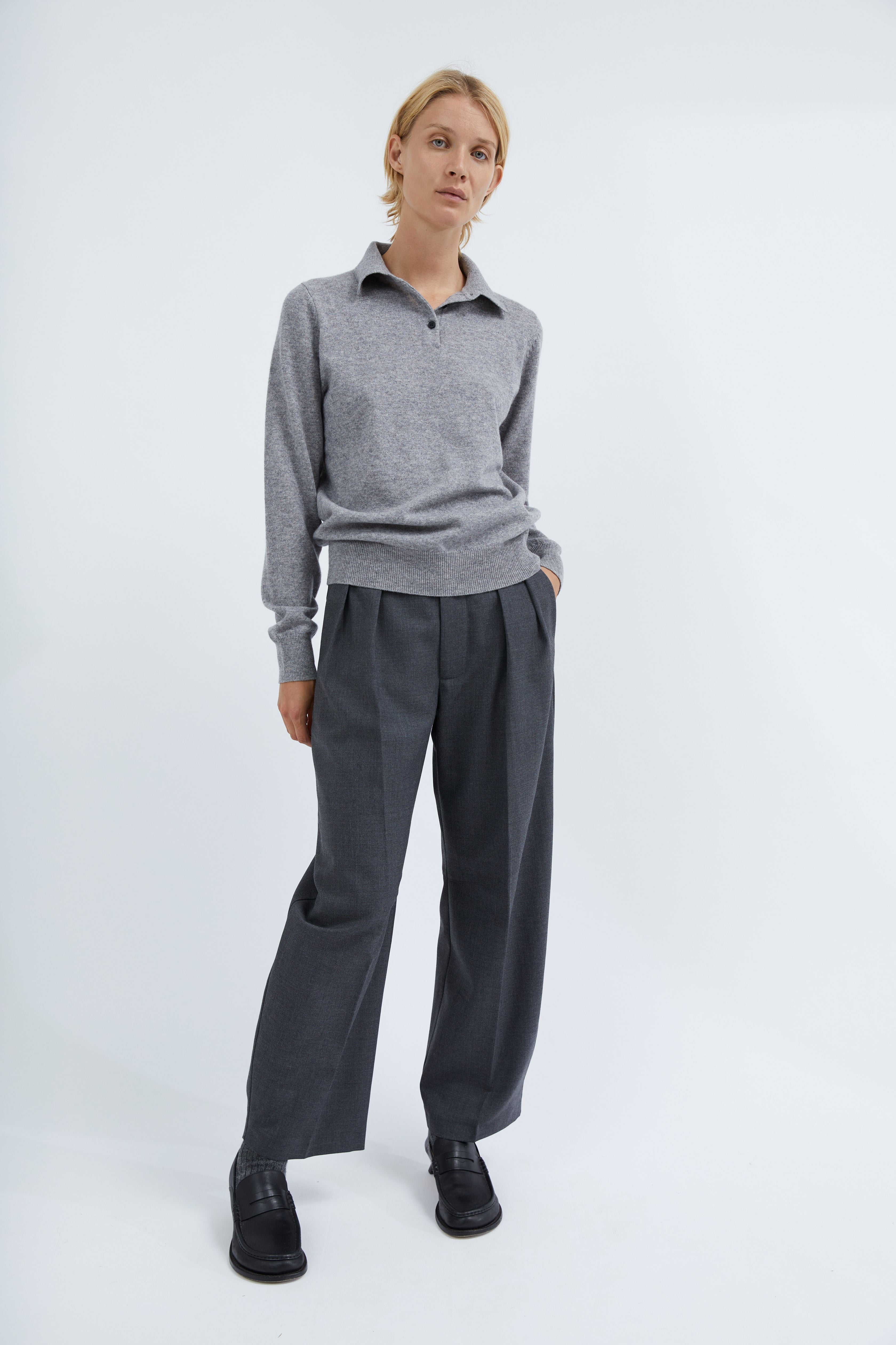 Betty pants in Uniform grey