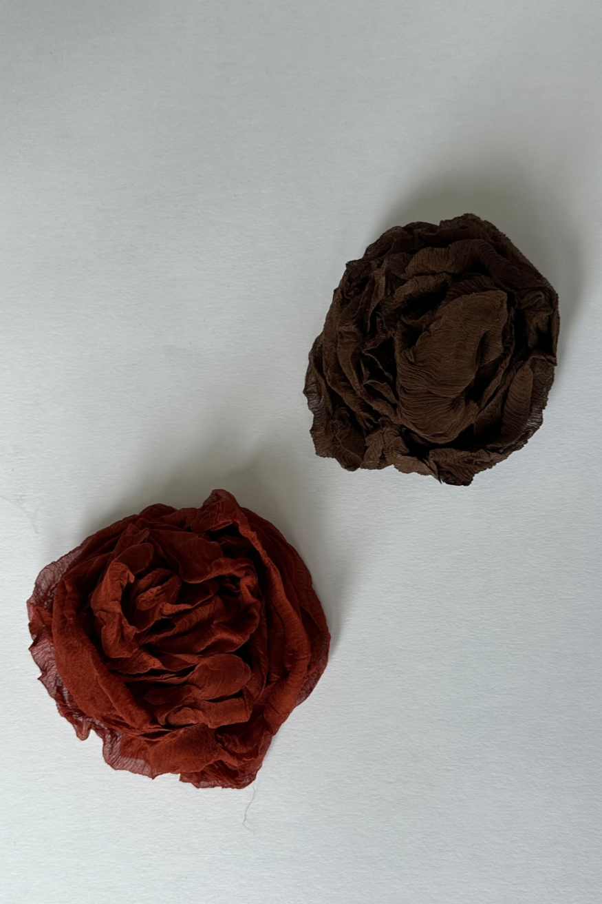 Rose brooch in Brown