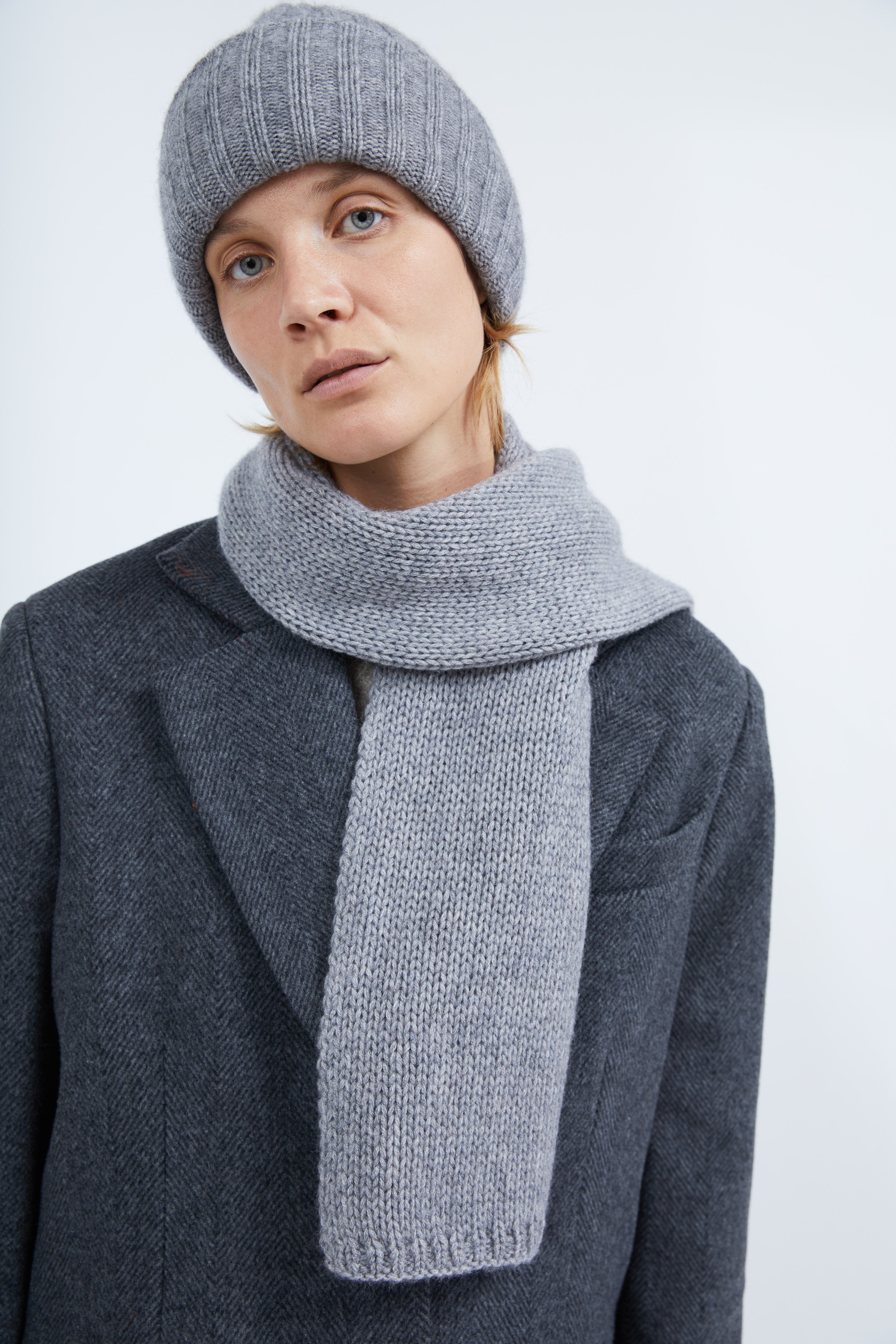 Dina scarf in Uniform grey