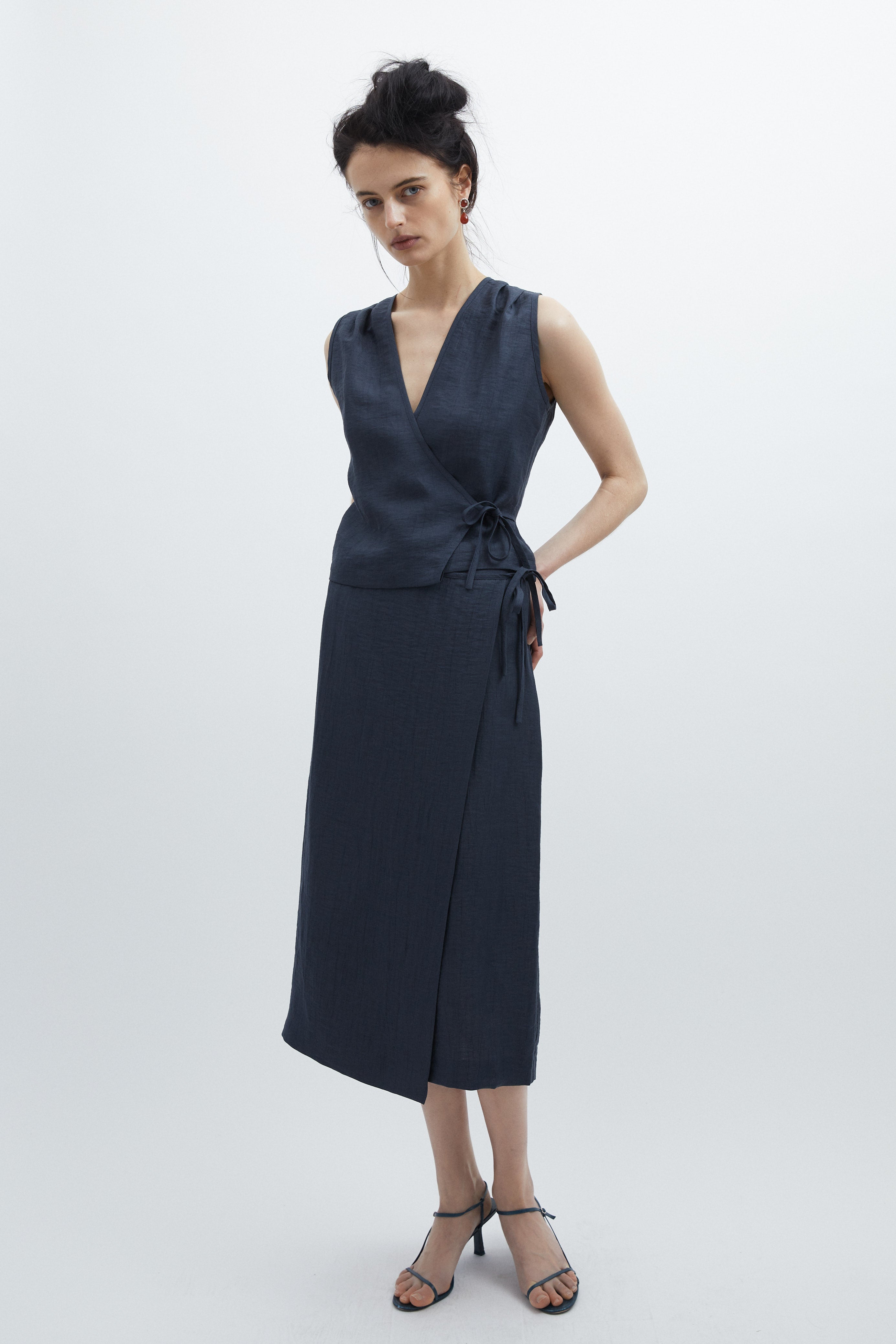 Maja top in Navy crashed linen