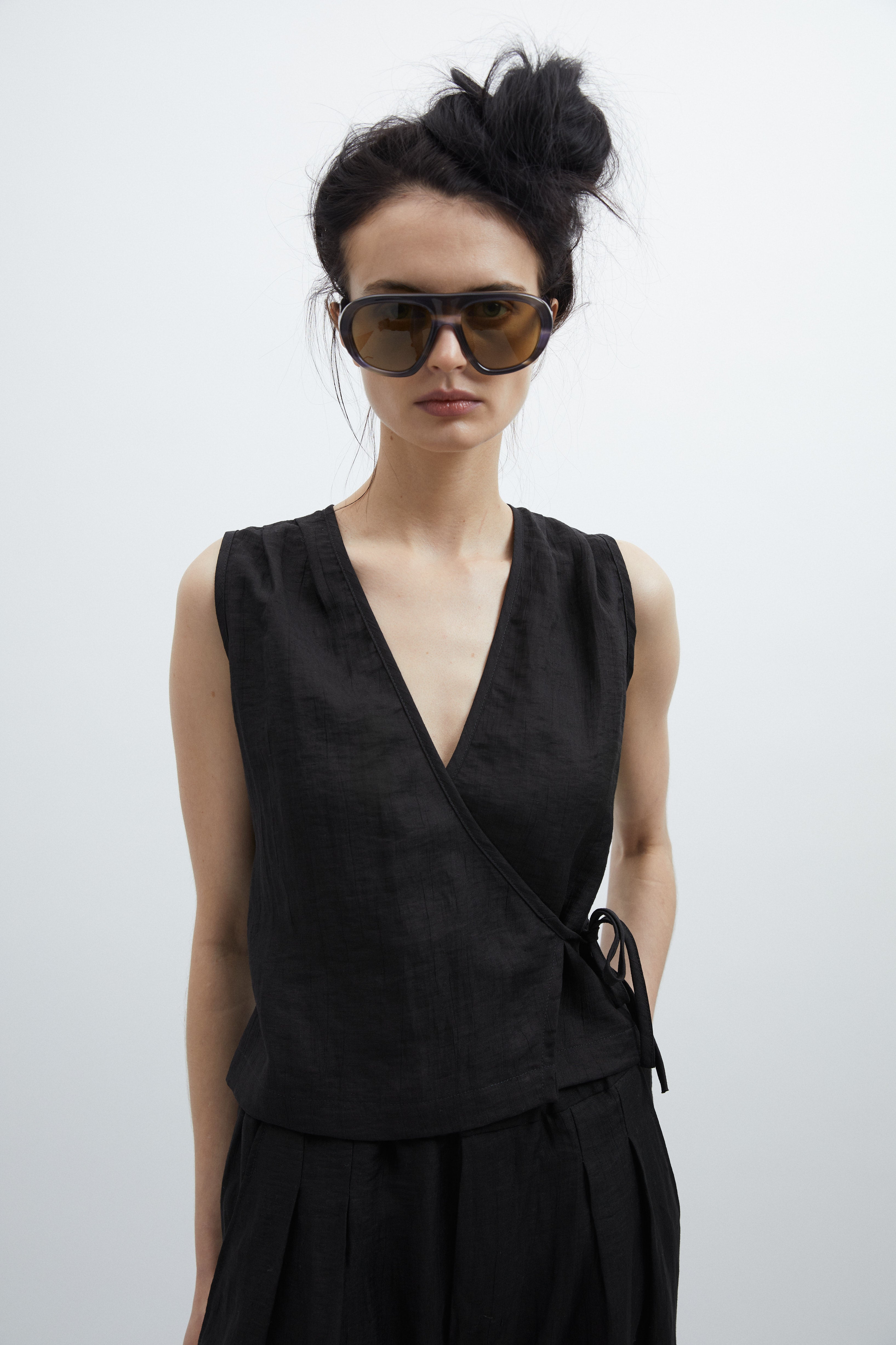 Maja top in Black crashed linen