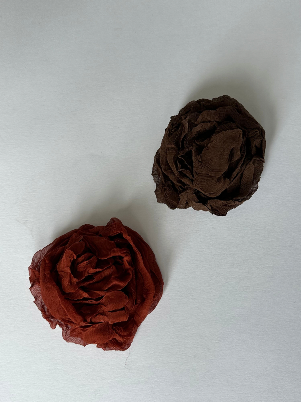 Rose brooch in Brown